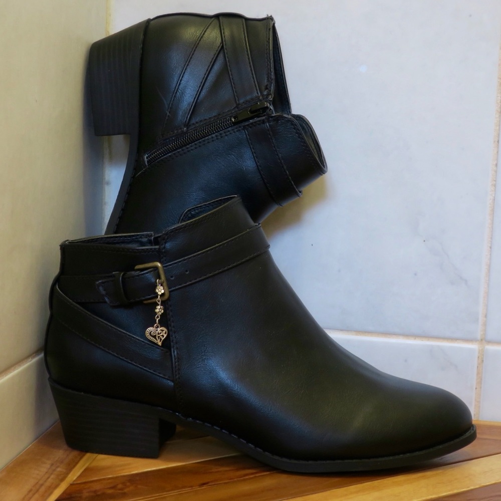 AE 10 WIDE Buckle Low Heel Black Zipper Ankle Boot